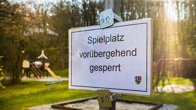 Eines von vielen Bildern des Lockdowns, aufgenommen am 6. April in Zell. Lange waren auch Spielpl&auml;tze gesperrt. Foto: Josef Lamber