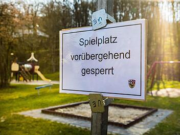 Eines von vielen Bildern des Lockdowns, aufgenommen am 6. April in Zell. Lange waren auch Spielplätze gesperrt. Foto: Josef Lamber