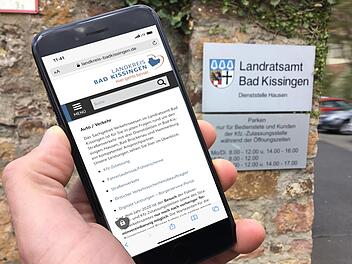 Die Online-Terminvereinbarung des Landratsamts Bad Kissingen für das Sachgebiet Verkehrswesen ist seit Herbst 2020 erfolgreich im Einsatz. Unser Bild zeigt den Zugang zur Dienststelle in Bad Kissingen-Hausen. Foto: Nathalie Bachmann