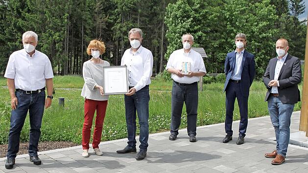 Heidi Beyerle wurde mit dem Ehrenkreuz des Deutschen Roten Kreuzes ausgezeichnet. Im Bild (v. l.) Armin Bandorf, Heidi Beyerle, Klaus L&ouml;ffler, Martin Schmidt, Roland Beierwaltes und Thomas L&ouml;ffler.