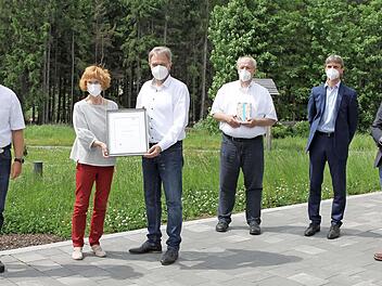 Heidi Beyerle wurde mit dem Ehrenkreuz des Deutschen Roten Kreuzes ausgezeichnet. Im Bild (v. l.) Armin Bandorf, Heidi Beyerle, Klaus Löffler, Martin Schmidt, Roland Beierwaltes und Thomas Löffler.