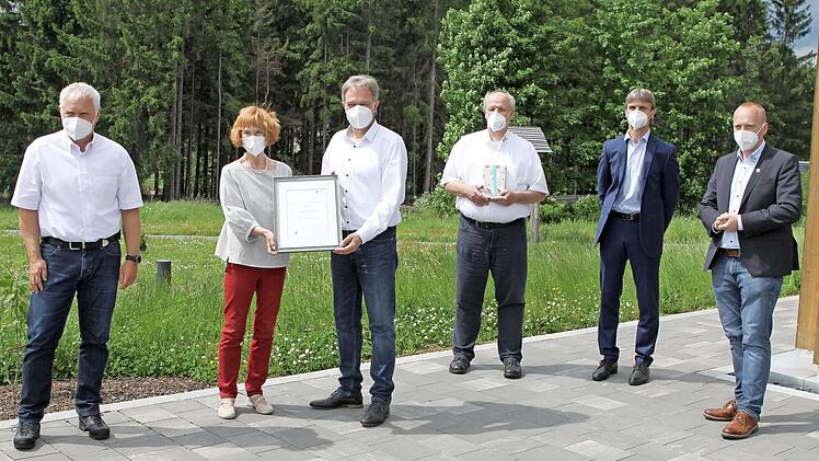 Heidi Beyerle wurde mit dem Ehrenkreuz des Deutschen Roten Kreuzes ausgezeichnet. Im Bild (v. l.) Armin Bandorf, Heidi Beyerle, Klaus Löffler, Martin Schmidt, Roland Beierwaltes und Thomas Löffler.