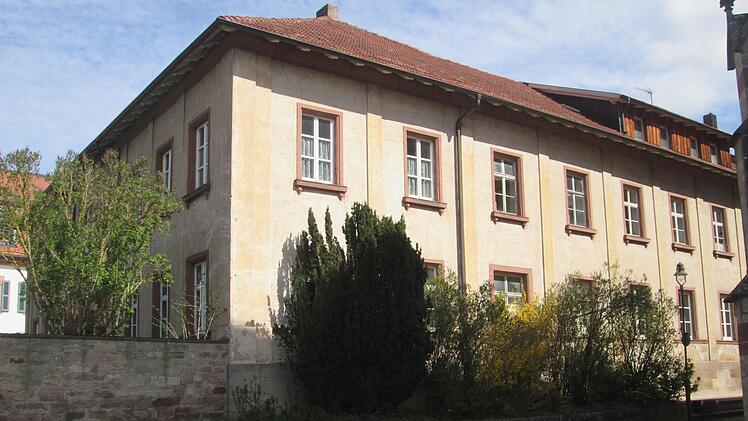 Die alte Volksschule in ein Pflegeheim umzubauen wäre für den Senioren- und Behindertenbeirat optimal. Dafür wären Zeit, viel Geld und die Genehmigung der Denkmalpflege und des Stadtrats notwendig.  Foto: Winfried Ehling