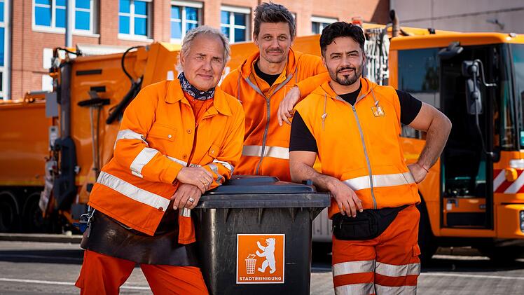 K&auml;pt'n Werner Tr&auml;sch (Uwe Ochsenknecht) und seine Kollegen Motte (Marc Oliver Schulze) und Tarik (Aram Arami) verrichten weiter ihren Dienst in Berlin.