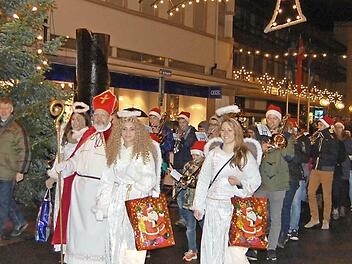 Mit Christkind, Engeln und Nikolaus: die Eröffnung des Weihnachtsmarktes Fotos: Sigismund von Dobschütz