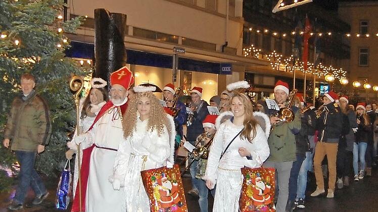 Mit Christkind, Engeln und Nikolaus: die Eröffnung des Weihnachtsmarktes Fotos: Sigismund von Dobschütz
