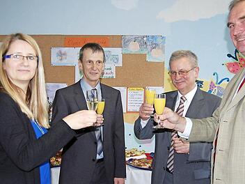 Anstoßen auf ein gutes Miteinander: Birgit Gräb, Rupert Kestler, Gotthard Schlereth und Hans Jürgen Hanna (von links). Foto: Günther Straub