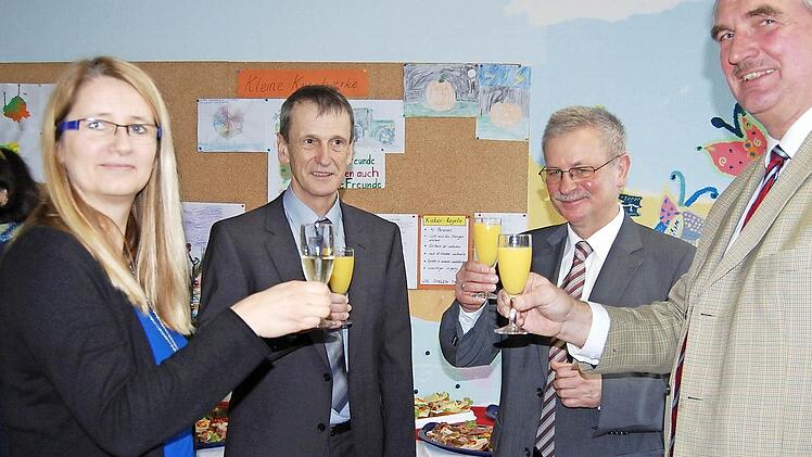 Anstoßen auf ein gutes Miteinander: Birgit Gräb, Rupert Kestler, Gotthard Schlereth und Hans Jürgen Hanna (von links). Foto: Günther Straub
