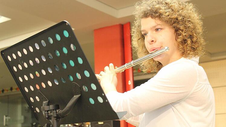 Josephina Sommer spielt Flöte. Fotos: fra-press