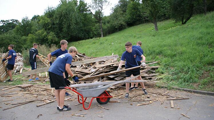 Nachschub für das Lagerfeuer, das mitten auf dem Zeltplatz brennt - heute sind die Ermershäuser dran.