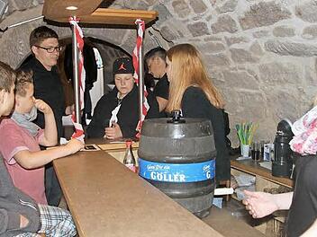 Die Jugendlichen in der Jugendhilfe St. Josef in Eltmann haben sich eine Kellerkneipe eingerichtet. Unser Bild zeigt die jungen Leute mit Erzieher Timo Gebhardt (Dritter von links) an der Theke.  Foto: Günther Geiling