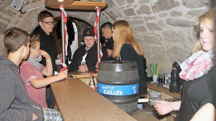 Die Jugendlichen in der Jugendhilfe St. Josef in Eltmann haben sich eine Kellerkneipe eingerichtet. Unser Bild zeigt die jungen Leute mit Erzieher Timo Gebhardt (Dritter von links) an der Theke.  Foto: Günther Geiling