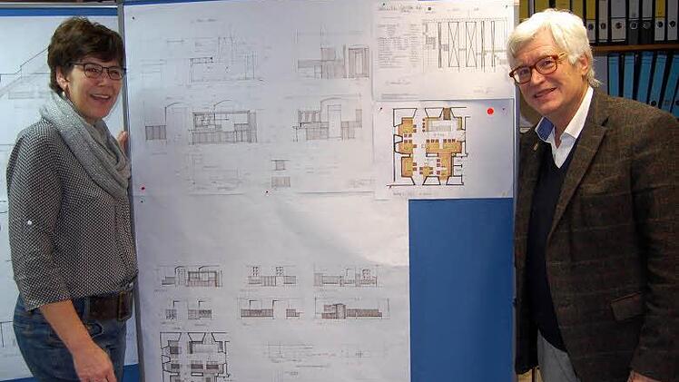 Vorsitzende Susann Biedefeld und Akademieleiter Klaus Hamann leiten die Sanierungsarbeiten. Foto: Andreas Welz