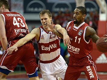 Brad Wanamaker (r.) hatte einen schweren Stand gegen Anton Gavel. Aber auch Justin Cobbs setzte dem Bamberger Spielmacher in der zweiten Halbzeit kr&auml;ftig zu. Foto: dpa