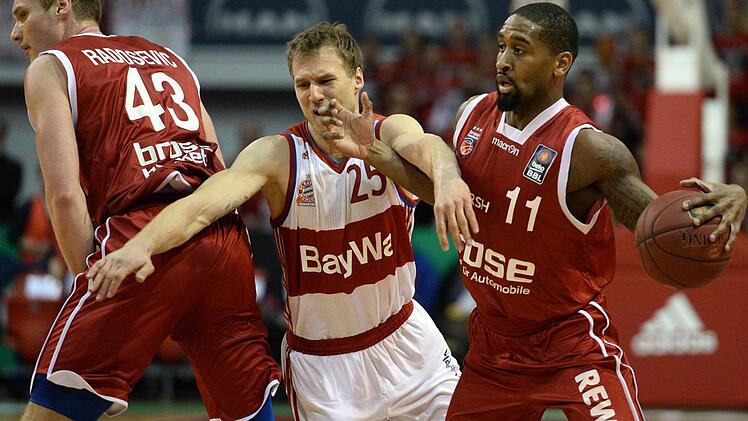 Brad Wanamaker (r.) hatte einen schweren Stand gegen Anton Gavel. Aber auch Justin Cobbs setzte dem Bamberger Spielmacher in der zweiten Halbzeit kr&auml;ftig zu. Foto: dpa