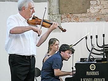 Peter Rosenberg (Violine) und Boton Szöcs (Klavier) spielten in der Synagoge in Kronach Beethoven. Foto: Klaus Klaschka