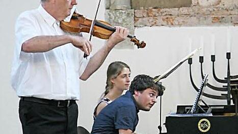 Peter Rosenberg (Violine) und Boton Szöcs (Klavier) spielten in der Synagoge in Kronach Beethoven. Foto: Klaus Klaschka