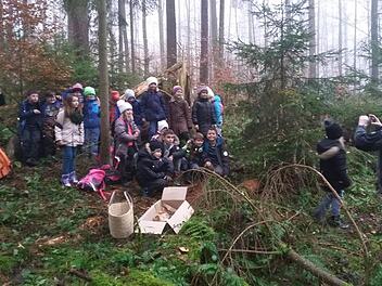 Waldweihnacht feierten die Schlüsselfelder Kinder mit Förster Benjamin Göbel bereits. Künftig soll die Waldpädagogik mit einen Schulwald ausgebaut werden. Foto: Evi Seeger