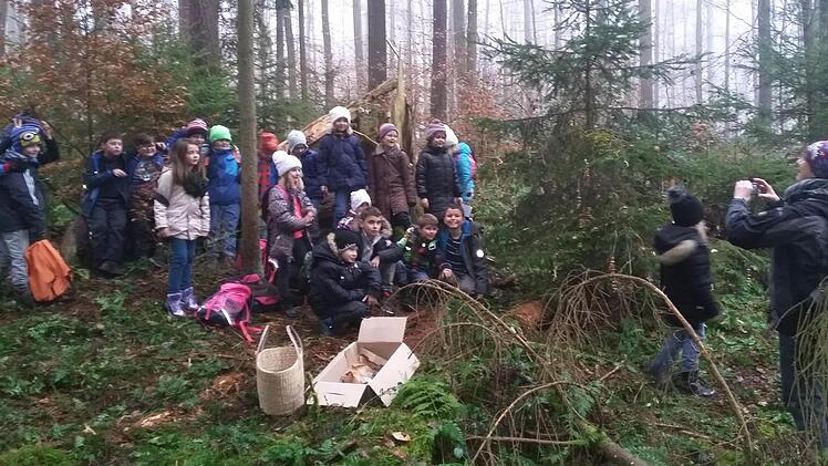 Waldweihnacht feierten die Schlüsselfelder Kinder mit Förster Benjamin Göbel bereits. Künftig soll die Waldpädagogik mit einen Schulwald ausgebaut werden. Foto: Evi Seeger