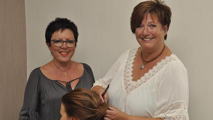 Seit vier Jahrzehnten arbeitet Eva Marx (rechts) im Salon von Christiane Schießer (links). Mit der Ehrenurkunde der Handwerkskammer Unterfranken wurde sie jetzt für ihre Firmentreue geehrt.  Foto: Peter Klopf