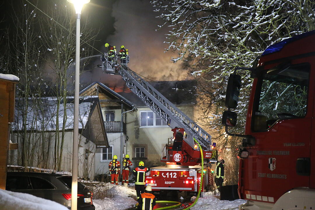 Dachstuhlbrand nahe Helmbrechts in Oberfranken hält Feuerwehr in Atem