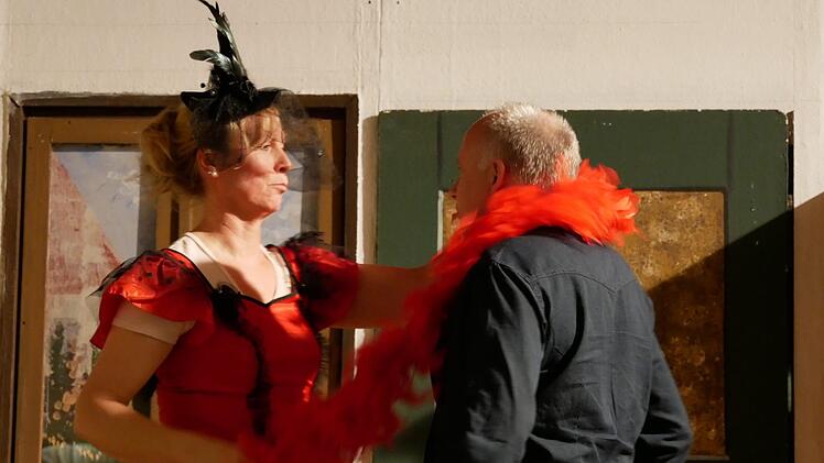 Mächtig Spaß haben die Männer bei den Tanzvorführungen ihrer exotischen Tänzerinnen, klatschen vergnügt in die Hände und lassen sich um den Finger wickeln, noch........ Foto: Manja von Nida