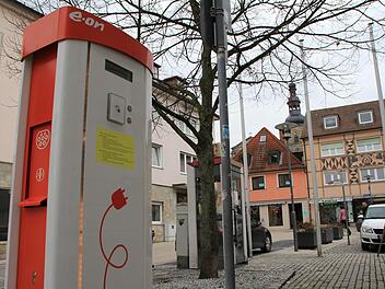 Die Ladesäule am Höchstadter Rathaus läuft in der Testphase. Noch können Elektroautos hier kostenlos Strom tanken.  Foto: Christian Bauriedel
