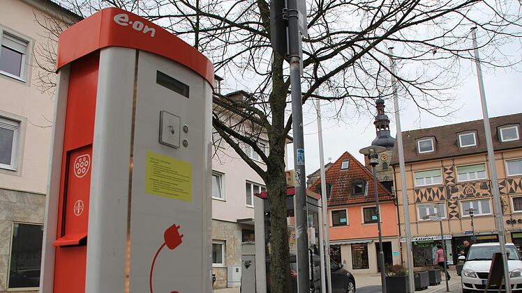 Die Ladesäule am Höchstadter Rathaus läuft in der Testphase. Noch können Elektroautos hier kostenlos Strom tanken.  Foto: Christian Bauriedel