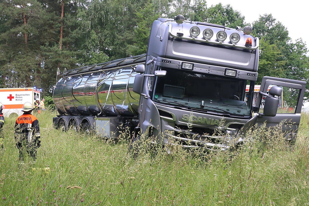 Tödlicher Unfall auf B466: Auto kollidiert mit Lkw