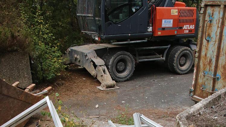 Derzeit wird die Schmeilsdorfer Schule entkernt. Bald rollen die Abrissbagger an. Foto: Jürgen Gärtner