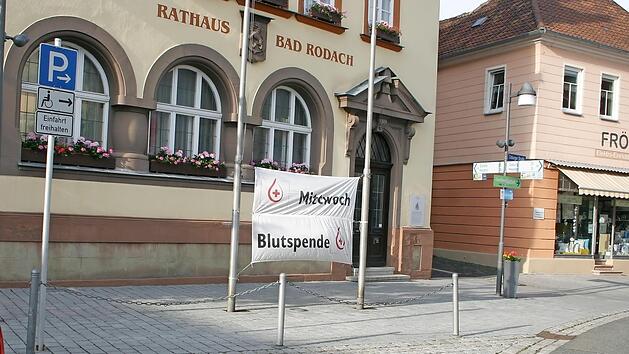 Nicht besonders behindertenfreundlich ist der ausgewiesene Parkplatz vor dem Rathaus. Auf Zustimmung im Bauausschuss stie&szlig; der Vorschlag von Herrmann Liebermann, Taxi- und Behindertenparkplatz zu tauschen.  Foto: Martin Rebhan