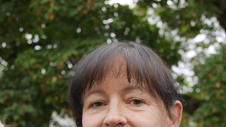 Martina Möller: "Ich finde, ein Flohmarkt auf dem  Schützenplatz, das passt nicht. Da fehlt das Ambiente. Das gehört auf den  gepflasterten Markt mit den Häusern drumherum. Und bei Regen ist man mitten  in der Stadt besser aufgehoben."  - Foto: Manja von Nida