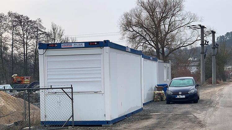 In diesen drei Containern werden die Obdachlosen der Stadt Münnerstadt vorübergehend untergebracht. Inzwischen reichen sie aber nicht mehr aus. Foto: Thomas Malz