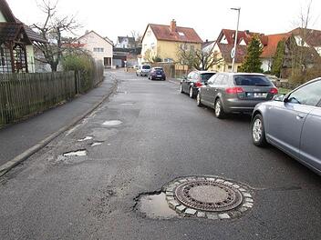 Die Straße "Am Spielplatz" soll jetzt saniert werden. Außerdem möchten die Verantwortlichen die Parkplatzsituation verbessern.        Foto: Thomas Kirchner