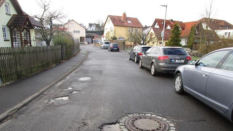 Die Straße "Am Spielplatz" soll jetzt saniert werden. Außerdem möchten die Verantwortlichen die Parkplatzsituation verbessern.        Foto: Thomas Kirchner