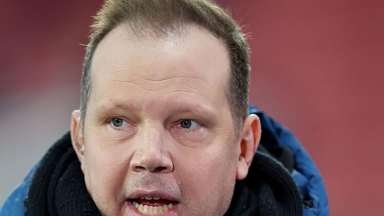 Einer der renommiertesten deutschen Fu&szlig;ball-Kommentatoren: Wolff-Christoph Fuss ist seit einigen Jahren f&uuml;r Sky im Einsatz und verst&auml;rkt seit 2025 auch das RTL-Team.