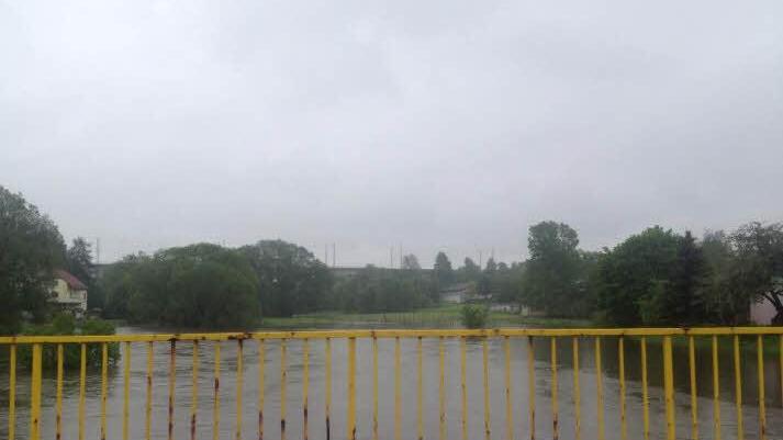 So sieht es in Hof (an der Saale) Ortsteil Unterkotzau aus. Die Saale ist weit über die Ufer getreten. Foto: Pamela Pöhlau