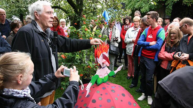 Volker Hahn mit seinem Kunstwerk
