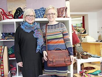 Nicole Julien-Mann (links) und Silke Fischer-Petersohn im Karibu-Weltladen  Fotos: Corinna Igler