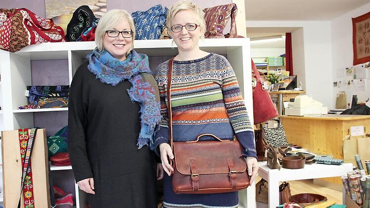 Nicole Julien-Mann (links) und Silke Fischer-Petersohn im Karibu-Weltladen  Fotos: Corinna Igler