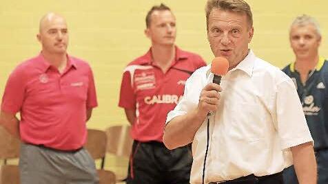 Wohlbachs-Vorsitzender Hubert Becker stellte die belgischen Gäste Jean-Michel Saive und seinen Brunder Philippe Saive (im Hintergrund) in der eigenen Turnhalle den Zuschauern vor. Fotos: Timo Geldner