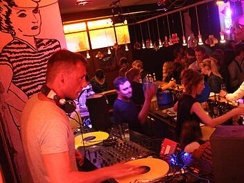 After-Berg 2015: Man kann im Gummi Wörner in Erlangen nicht nur hervorragend " ein bisschen auf Berlin machen", sondern Musik vom Plattenteller hören. Foto: Christian Bauriedel