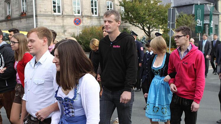 Neben den Feiern an verschiedenen Orten beteiligten sich die "Nordhalmer Kerwamaala und Kerwabuum" auch Festgottesdienst und der Kirchenparade. Foto: Michael Wunder
