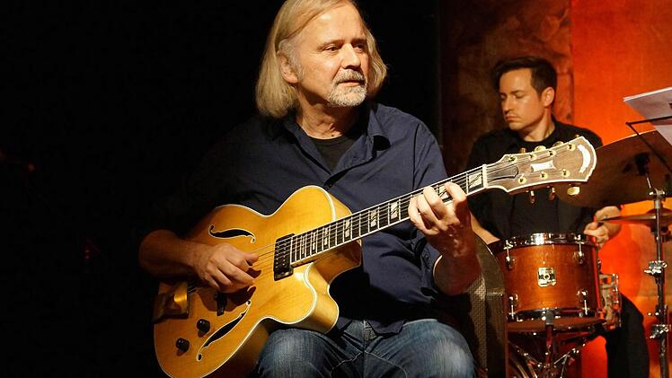 Er zählt zu den versiertesten Gypsy-Swing-Jazzgitarristen: Helmut Nieberle, der mit dem Trio Bernhard Pichl (Klavier), Rudi Engel (Bass) und Florian Kettler (Schlagzeug) im vollbesetzten Gewölbekeller der Stadthalle Haßfurt ein großartiges Konzert mit Gypsy-Swing in der Tradition von Django Reinhardt gab. Foto: Ulrike Langer