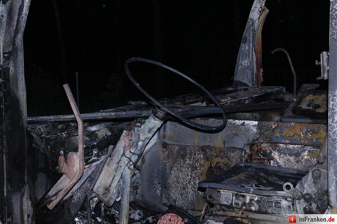 Nagelneuer Autokran brennt bei Ueberfuhrungsfahrt aus - Schaden mindestens eine Millionen Euro