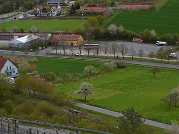 Die Gemeinde Ramsthal will Bauplätze anbieten. Dafür wird ein geeignetes Gebiet gesucht, wie eine Fläche westlich der jetzigen Bebauung an der Kreisstraße. Hier könnten 15 Bauplätze entstehen. Foto: Andreas Lomb