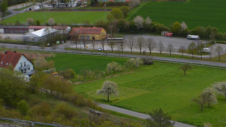 Die Gemeinde Ramsthal will Bauplätze anbieten. Dafür wird ein geeignetes Gebiet gesucht, wie eine Fläche westlich der jetzigen Bebauung an der Kreisstraße. Hier könnten 15 Bauplätze entstehen. Foto: Andreas Lomb