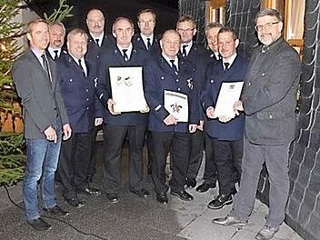 Die Feuerwehr Neida ehrte verdiente Mitglieder (von links): Bürgermeister Bernd Höfer, Kreisbrandmeister Manfred Brückner, Dietmar Ehrlicher, Dittmar Resch, Udo Karl, Edgar Schelhorn, Wolfgang Ehrlicher, Manfred Hofmann, Kreisbrandrat Manfred Lorenz, Heyo Renner und Landrat Michael Busch.  Foto: Karin Günther