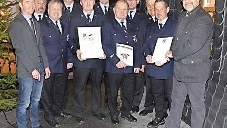 Die Feuerwehr Neida ehrte verdiente Mitglieder (von links): Bürgermeister Bernd Höfer, Kreisbrandmeister Manfred Brückner, Dietmar Ehrlicher, Dittmar Resch, Udo Karl, Edgar Schelhorn, Wolfgang Ehrlicher, Manfred Hofmann, Kreisbrandrat Manfred Lorenz, Heyo Renner und Landrat Michael Busch.  Foto: Karin Günther