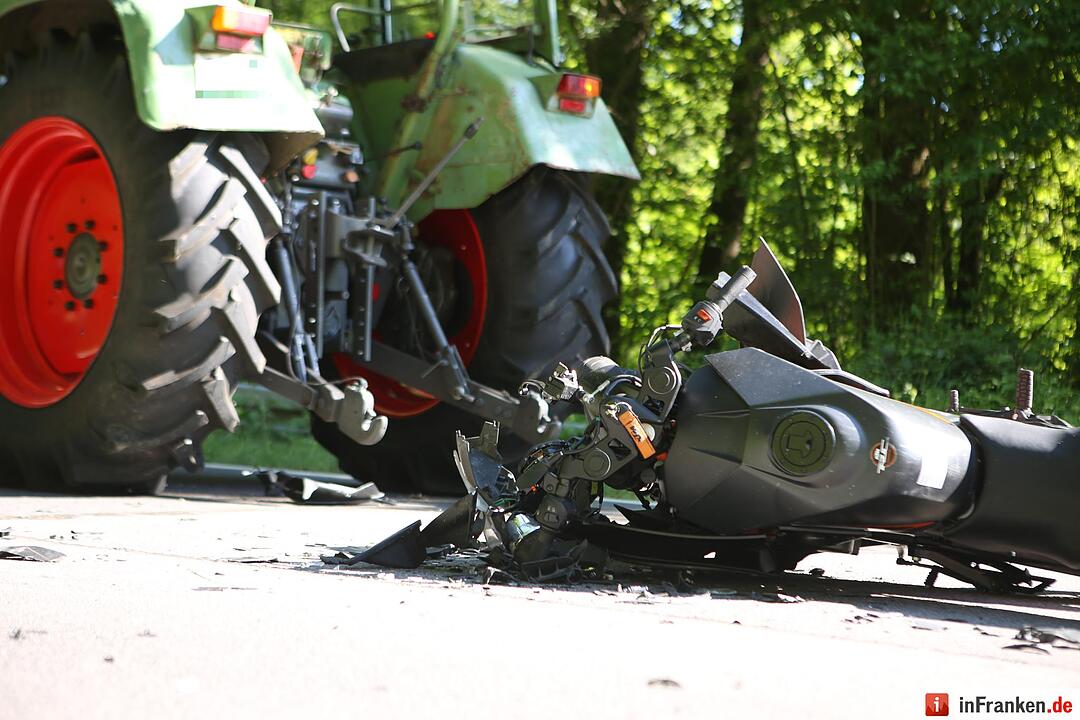 Kreis Bamberg: 17-jähriger Motorradfahrer fährt auf Traktor auf und wird schwer verletzt